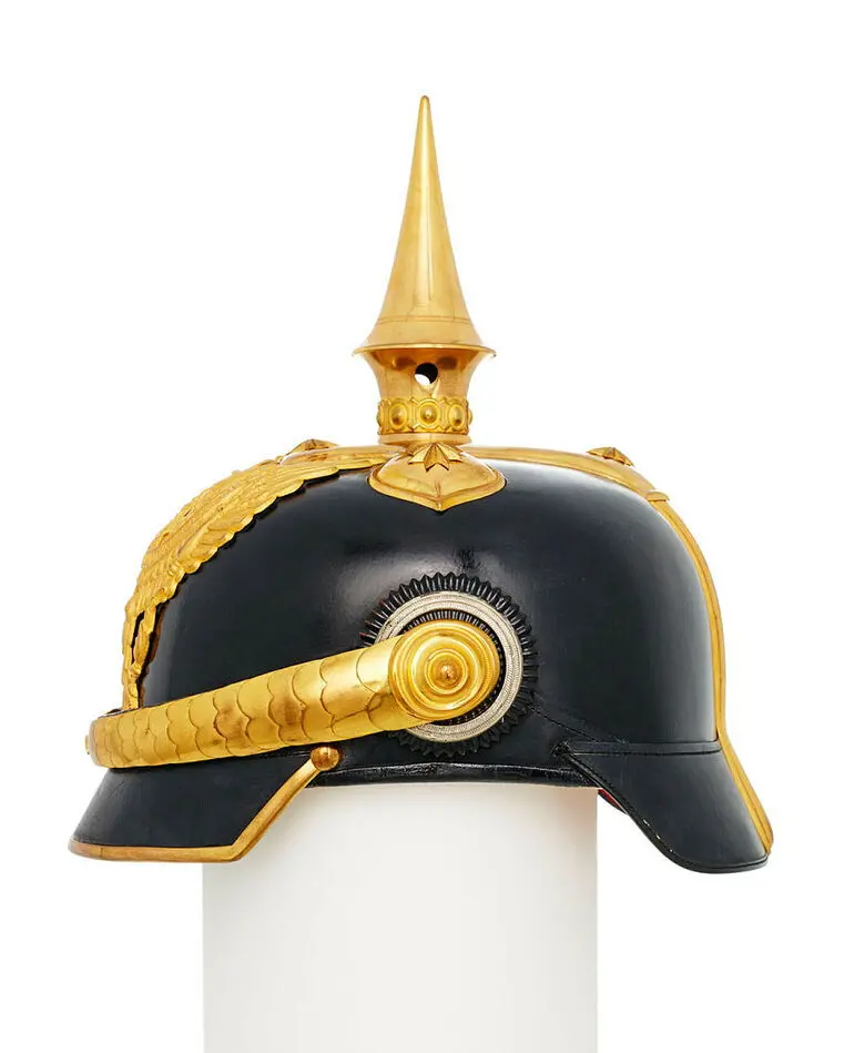 Hjälm, pickelhuva, till uniform för officer vid Dragon Regiment König Friedrich III, nr 8, 6:e armékåren, Preussen.