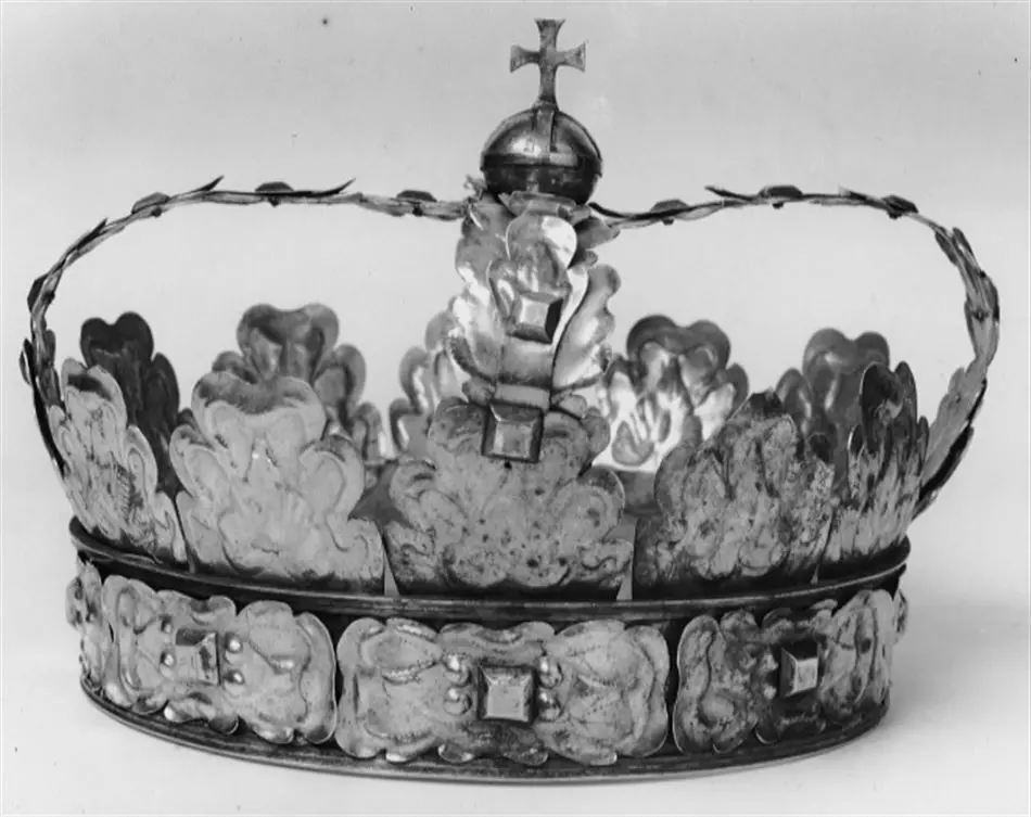 Krona av guld, tillhörande Karl X Gustavs begravningsregalier, bestående av krona, riksäpple, spira, riksnyckel, värjknapp, parerstång och guldtrådsnystan.