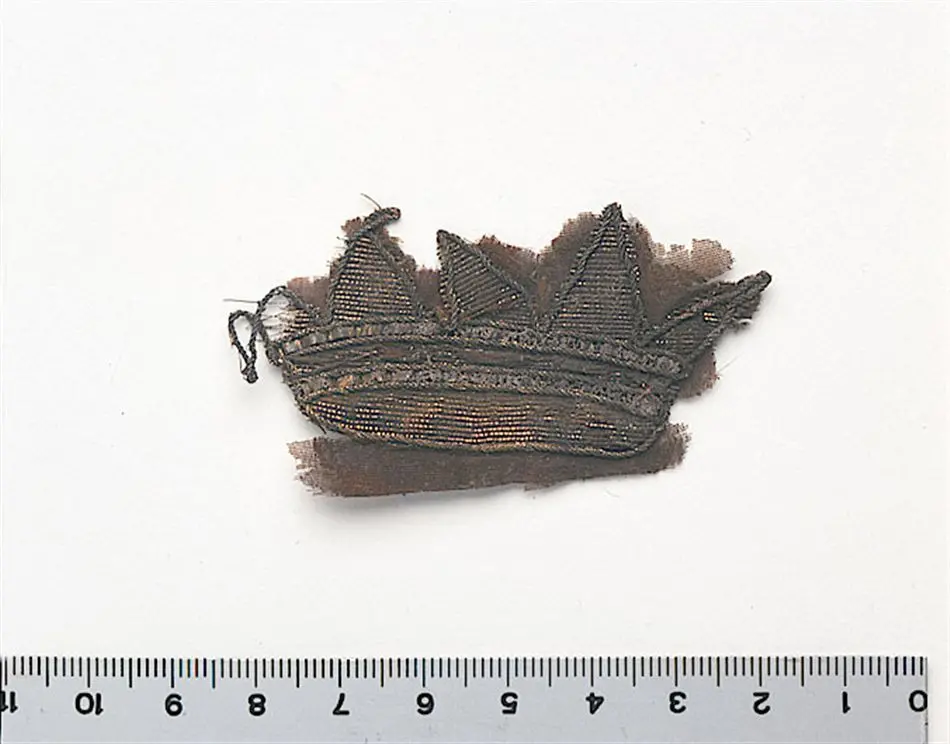 Fragment, A:1, krona och mantel