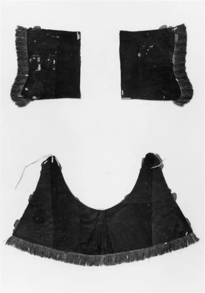 Bogstycke, del till hästtyg, Maria Eleonoras färger (rött-vitt), tillverkat av hovskräddaren Baltzar Dinet för bröllopstorneringen 1620.