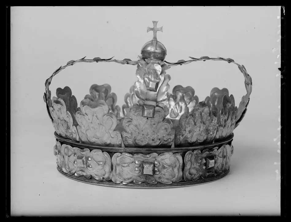 Krona av guld, tillhörande Karl X Gustavs begravningsregalier, bestående av krona, riksäpple, spira, riksnyckel, värjknapp, parerstång och guldtrådsnystan.