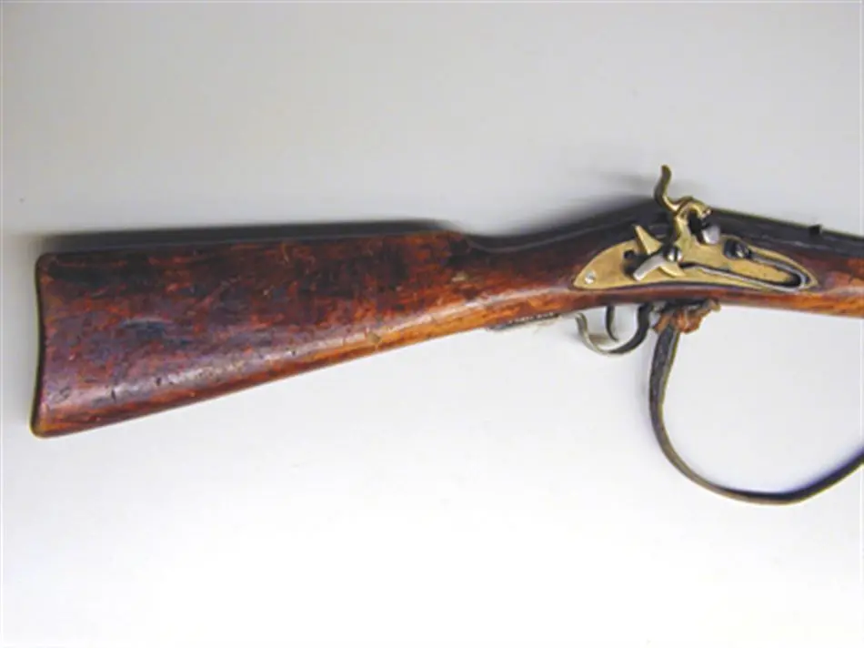 Slagsnapplåslodbösa, nordsvensk typ, utfjäderslås, tåspännare, 1800-talets mitt, pipan stämplad C I B.