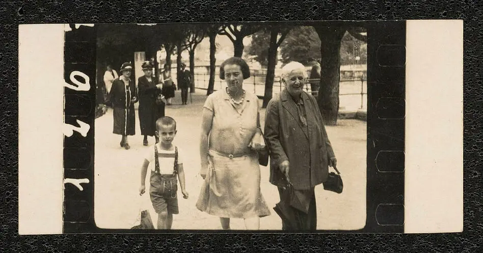 Bild på Fotografi på Otto, Elise och Ottos farmor 1930