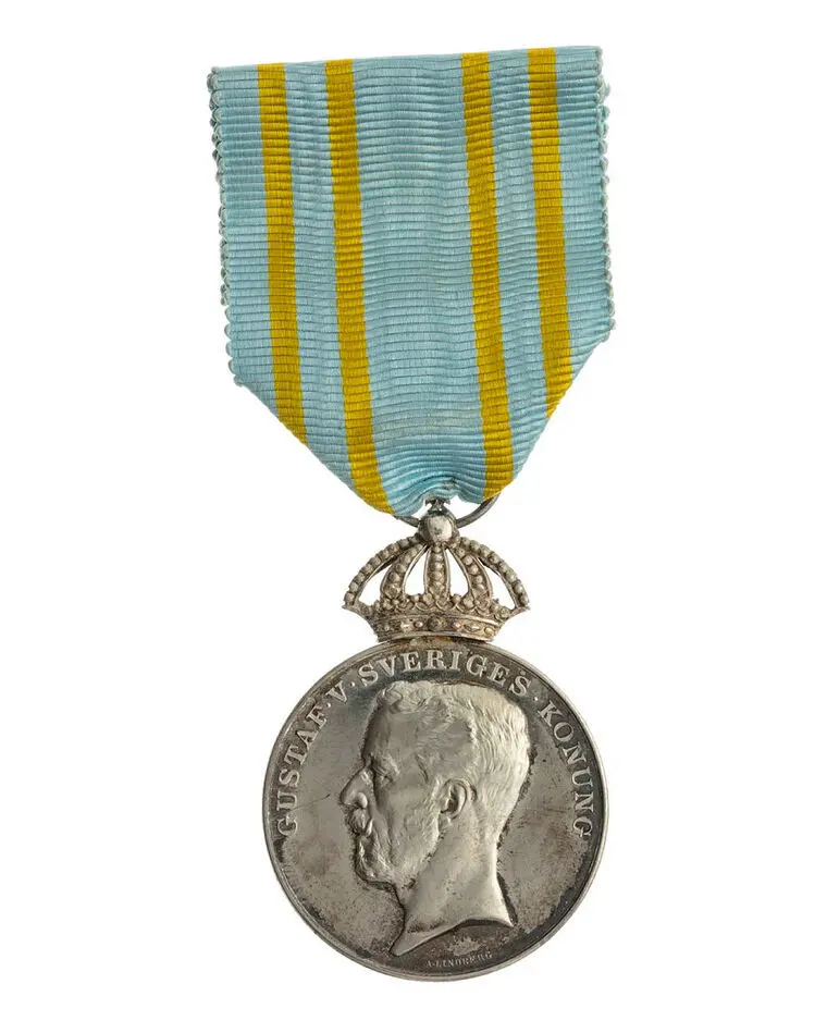 Band till konung Gustaf V:s olympiska medalj 1912 (nr 2025).