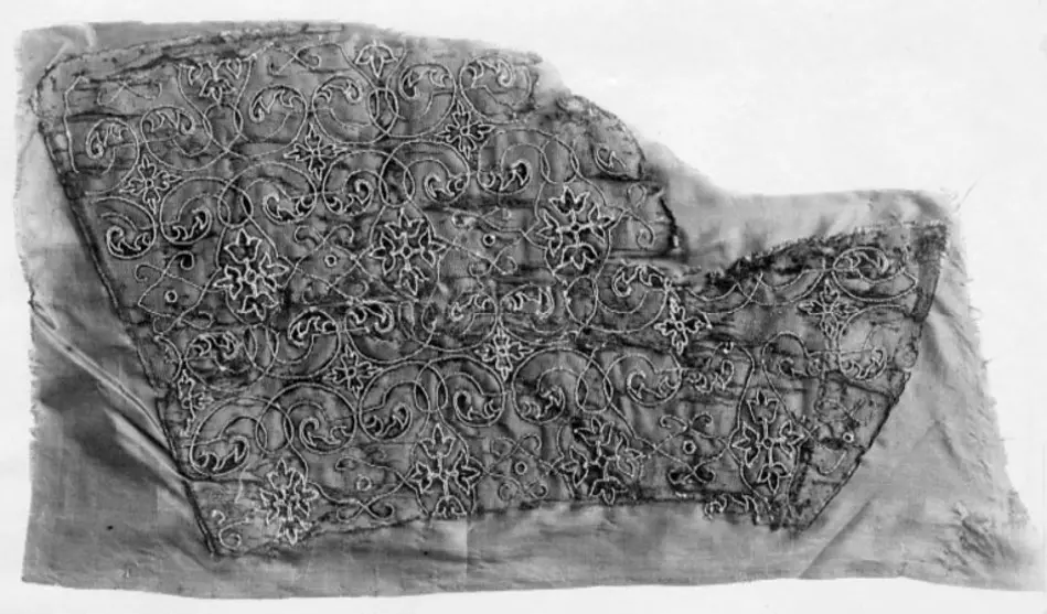 Sadel, ingående i Sigismund Augusts rustningsgarnityr för man och häst. Skänkt år 1574 av prinssessan Anna av Polen till Johan III. Tillverkad på 1550-talet av Kunz Lochner i Nürnberg.