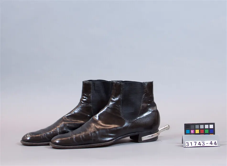 Sko av typ boots av svart lackskinn.