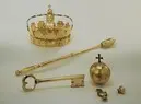 Krona av guld, tillhörande Karl X Gustavs begravningsregalier, bestående av krona, riksäpple, spira, riksnyckel, värjknapp, parerstång och guldtrådsnystan.
