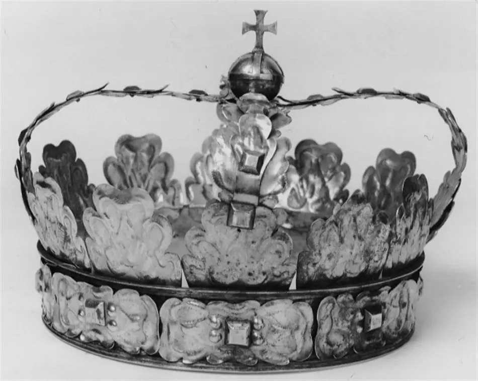 Krona av guld, tillhörande Karl X Gustavs begravningsregalier, bestående av krona, riksäpple, spira, riksnyckel, värjknapp, parerstång och guldtrådsnystan.