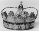 Krona av guld, tillhörande Karl X Gustavs begravningsregalier, bestående av krona, riksäpple, spira, riksnyckel, värjknapp, parerstång och guldtrådsnystan.