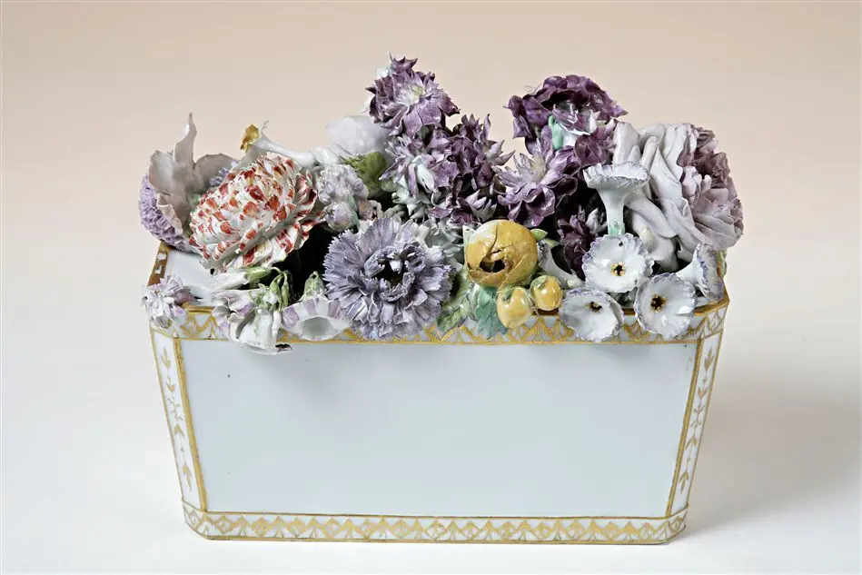 Blomsteruppsats i porslin.
