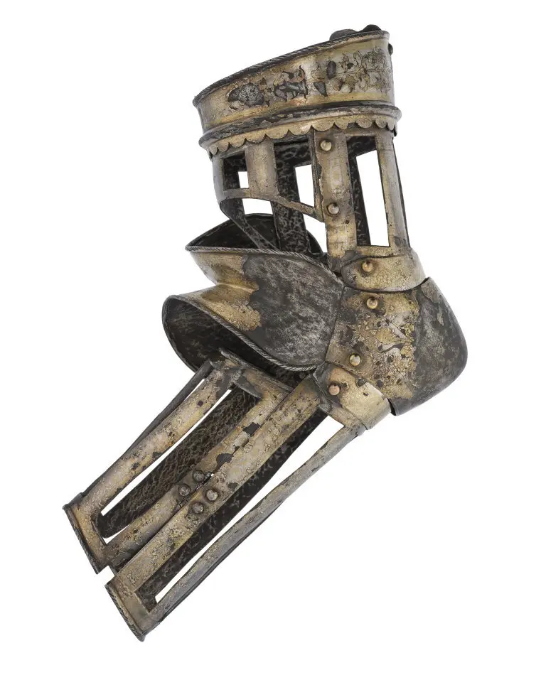 Axelstycke med armskena med armbuckla, höger. Till Johan III:s halvrustning. Troligen från 1570-talet.