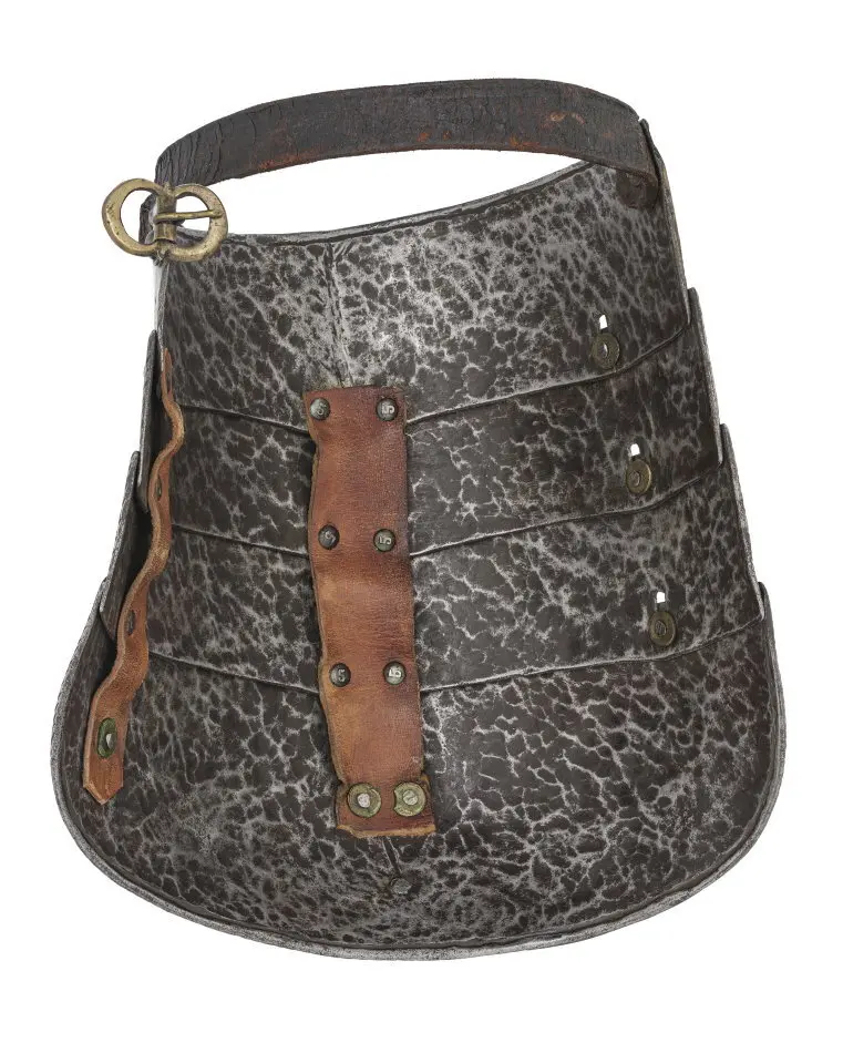 Axelstycke med armskena med armbuckla, höger. Till Johan III:s halvrustning. Troligen från 1570-talet.