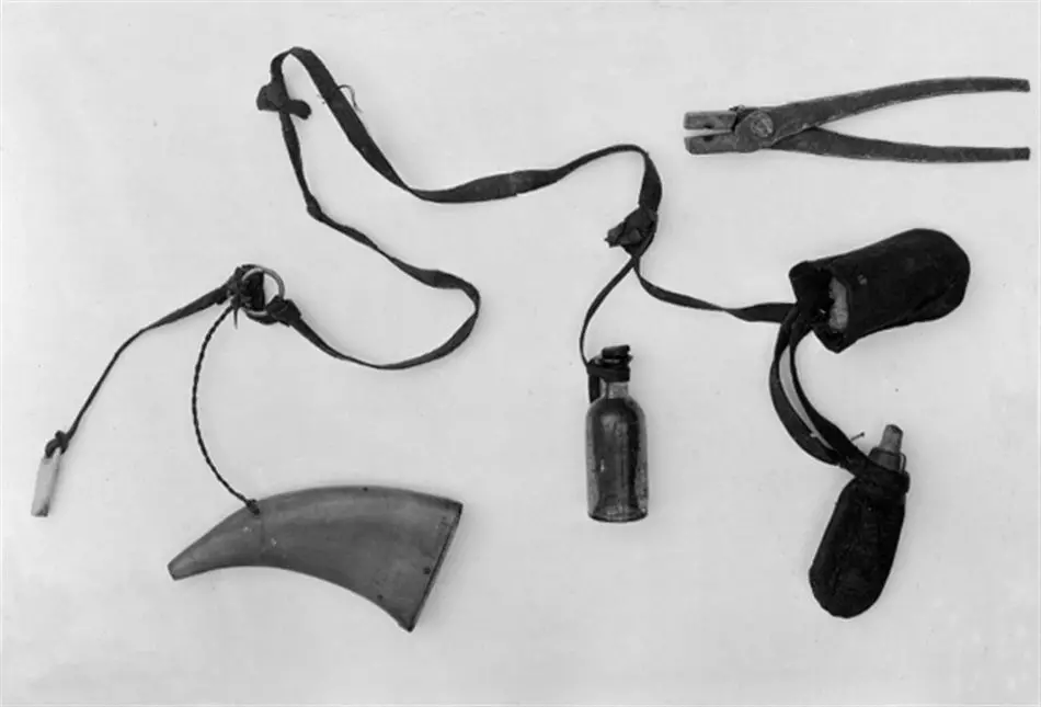 Slagsnapplåslodbössa, utfjäderslås, tåspänn,  Norrbotten, 1866