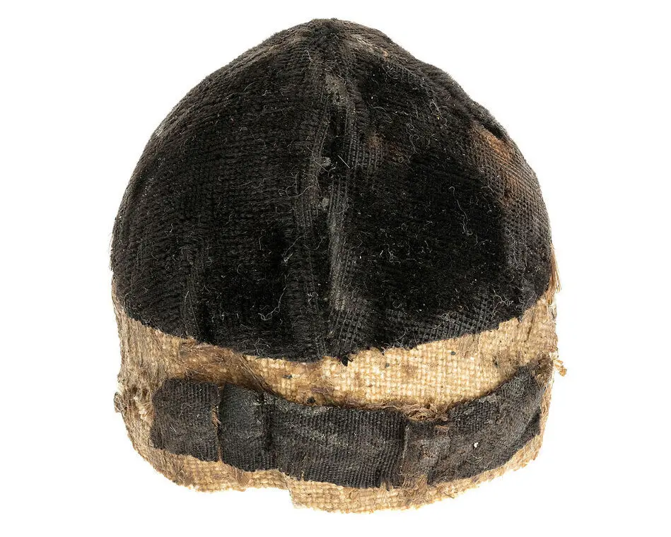 Bild på Huva till hjälm nnr 24648, till docka föreställande rytteriöverste, Sverige 1660-tal. Tillhörig Karl XI.