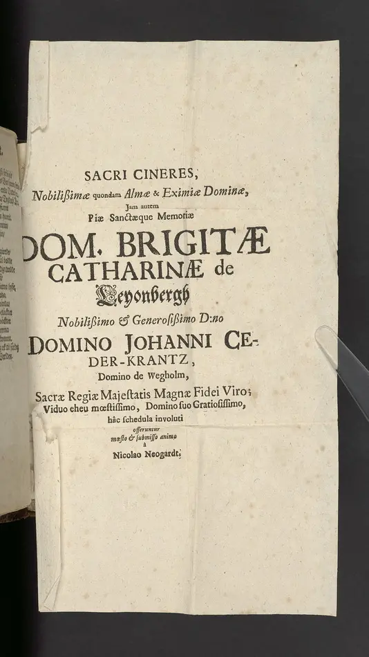 Sacri cineres ... memoriæ dom. Brigitæ Catharinæ de Leyonbergh ... domino Johanni Ceder-Krantz, domino de Wegholm ... offerunteer ... a Nicolao Neogardt.