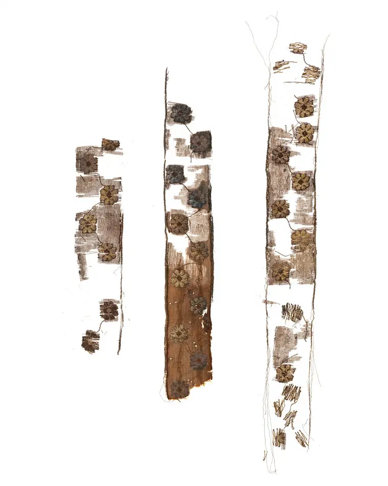 Bild på Fragment, Fragment C:2, D1, D7, band med broscherade blommor, Band