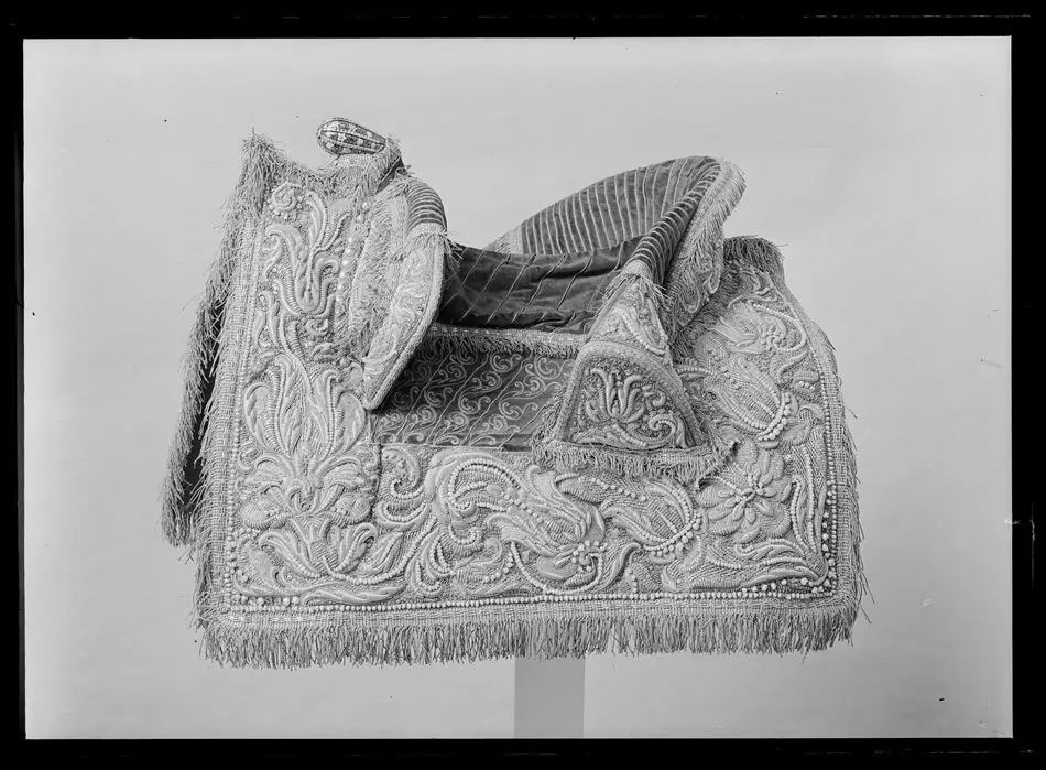 Bomsadel, pärlsadel, skänkt till Karl XI av riksstallmästaren, greve Anders Torstensson 1673-12-12. Samhörande med pistoler nr 9938-9939.