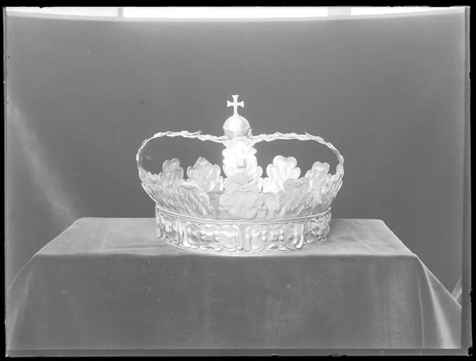 Krona av guld, tillhörande Karl X Gustavs begravningsregalier, bestående av krona, riksäpple, spira, riksnyckel, värjknapp, parerstång och guldtrådsnystan.