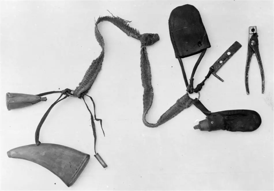 Slagsnapplåslodbösa, nordsvensk typ, utfjäderslås, tåspännare, 1800-talets mitt, pipan stämplad C I B.