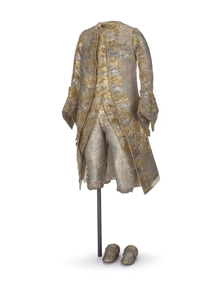Sko i silvertyg till Gustav III:s bilägersdräkt. Använda vid bröllopet med Sofia Magdalena 4/11 1766.