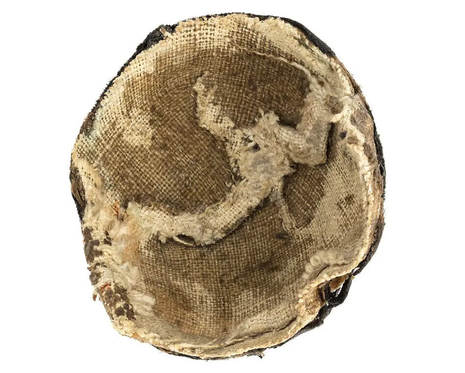Huva till hjälm nnr 24648, till docka föreställande rytteriöverste, Sverige 1660-tal. Tillhörig Karl XI.