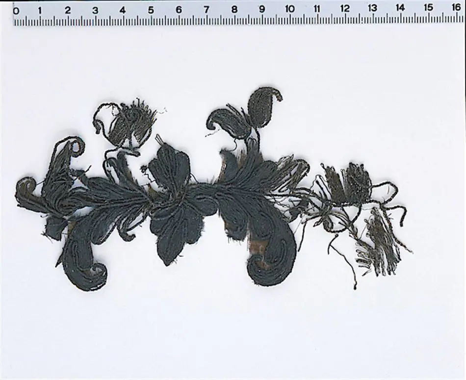 Bild på Fragment, Fragment, A:9, praktdräkten, applikationsbroderi av metalltråd, Dräkt, Broderi