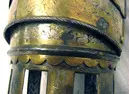 Axelstycke med armskena med armbuckla, höger. Till Johan III:s halvrustning. Troligen från 1570-talet.