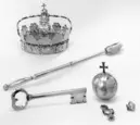 Krona av guld, tillhörande Karl X Gustavs begravningsregalier, bestående av krona, riksäpple, spira, riksnyckel, värjknapp, parerstång och guldtrådsnystan.