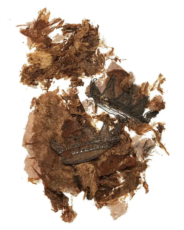 Bild på Fragment, Fragment, B:5, kronor och mantelfragment med päls, Mantel, Päls