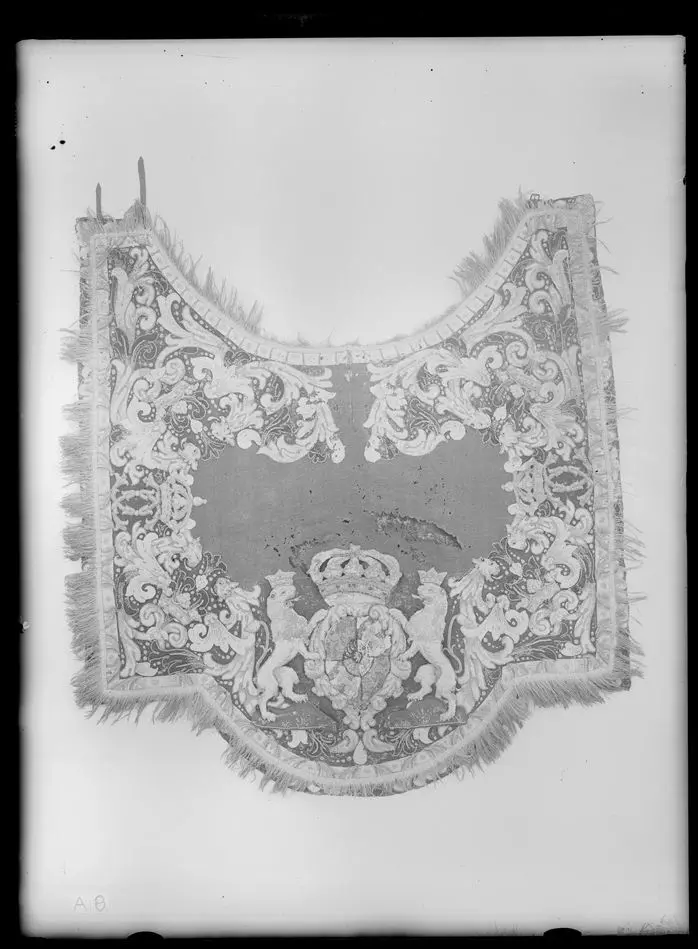 Handhästtäcke, ur en svit om 30 st med svenska riksvapnet och Karl XI:snamnchiffer.