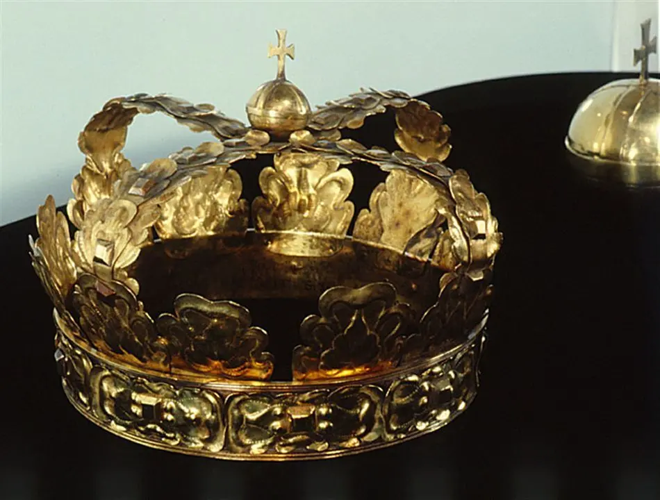 Krona av guld, tillhörande Karl X Gustavs begravningsregalier, bestående av krona, riksäpple, spira, riksnyckel, värjknapp, parerstång och guldtrådsnystan.