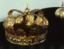 Krona av guld, tillhörande Karl X Gustavs begravningsregalier, bestående av krona, riksäpple, spira, riksnyckel, värjknapp, parerstång och guldtrådsnystan.