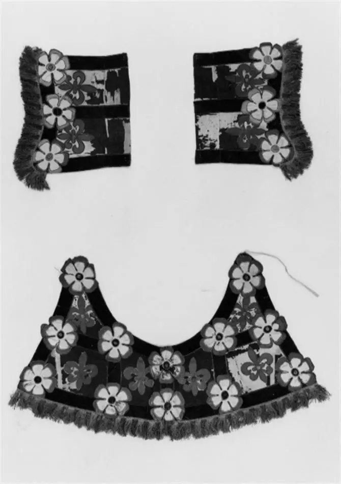 Bogstycke, del till hästtyg, Maria Eleonoras färger (rött-vitt), tillverkat av hovskräddaren Baltzar Dinet för bröllopstorneringen 1620.