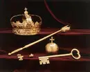 Krona av guld, tillhörande Karl X Gustavs begravningsregalier, bestående av krona, riksäpple, spira, riksnyckel, värjknapp, parerstång och guldtrådsnystan.