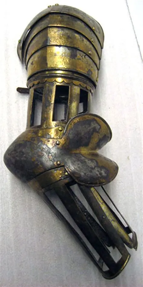Axelstycke med armskena med armbuckla, höger. Till Johan III:s halvrustning. Troligen från 1570-talet.