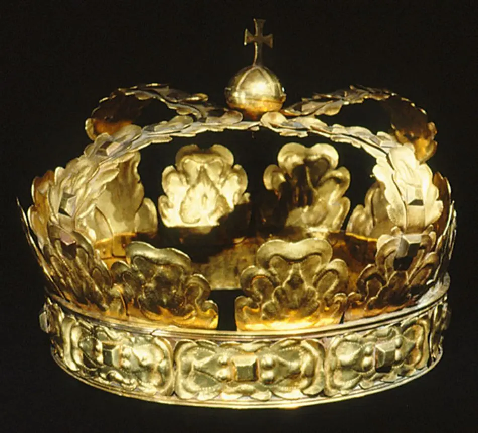 Krona av guld, tillhörande Karl X Gustavs begravningsregalier, bestående av krona, riksäpple, spira, riksnyckel, värjknapp, parerstång och guldtrådsnystan.