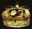 Krona av guld, tillhörande Karl X Gustavs begravningsregalier, bestående av krona, riksäpple, spira, riksnyckel, värjknapp, parerstång och guldtrådsnystan.
