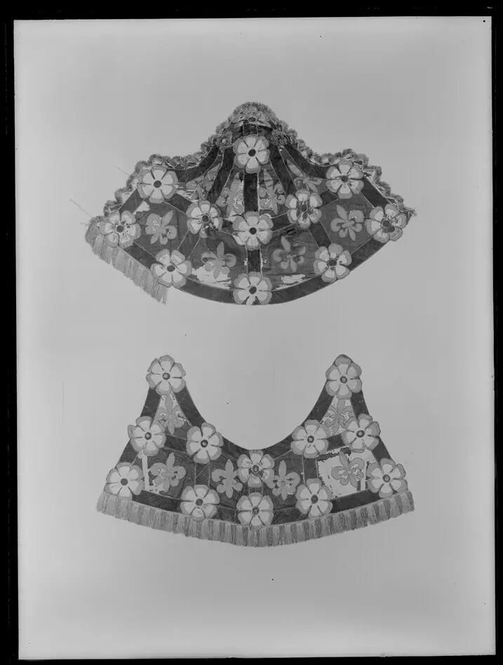 Bogstycke, del till hästtyg, Maria Eleonoras färger (rött-vitt), tillverkat av hovskräddaren Baltzar Dinet för bröllopstorneringen 1620.