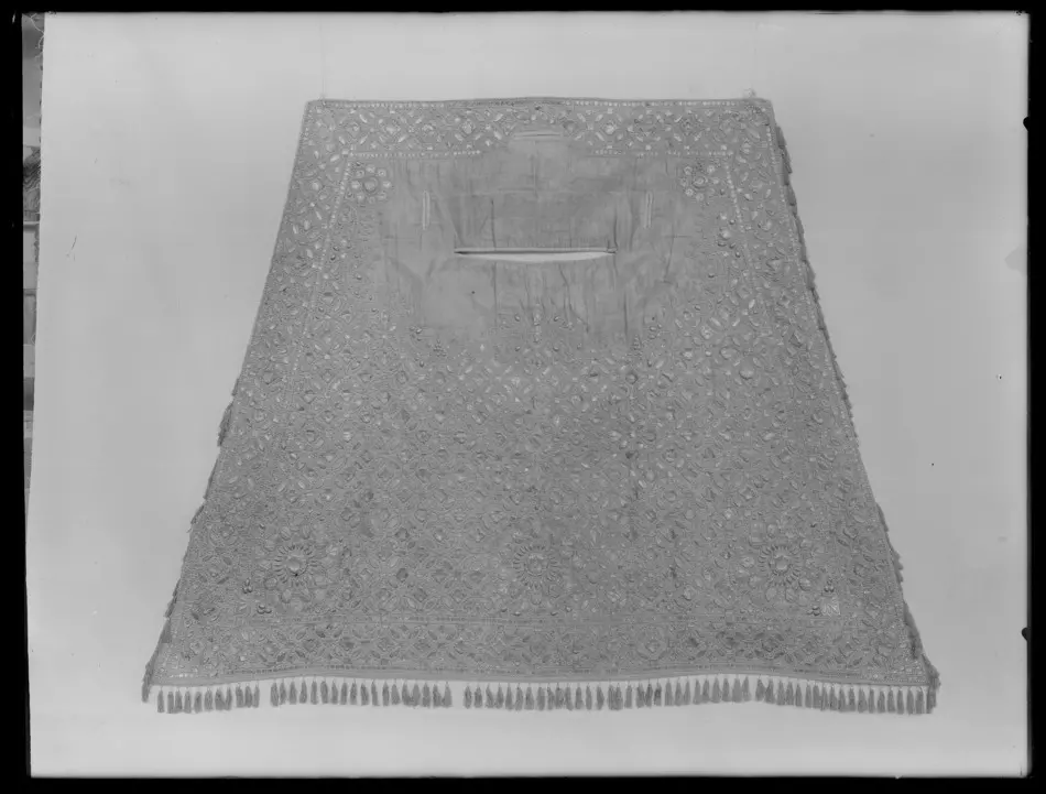 Fragment:3 st metallbitar och 7 st runda metall nitar 5 mm i diameter.