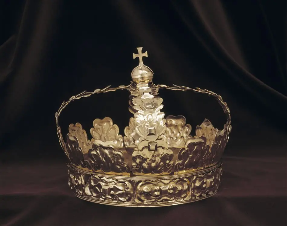 Krona av guld, tillhörande Karl X Gustavs begravningsregalier, bestående av krona, riksäpple, spira, riksnyckel, värjknapp, parerstång och guldtrådsnystan.