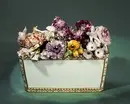 Blomsteruppsats i porslin.