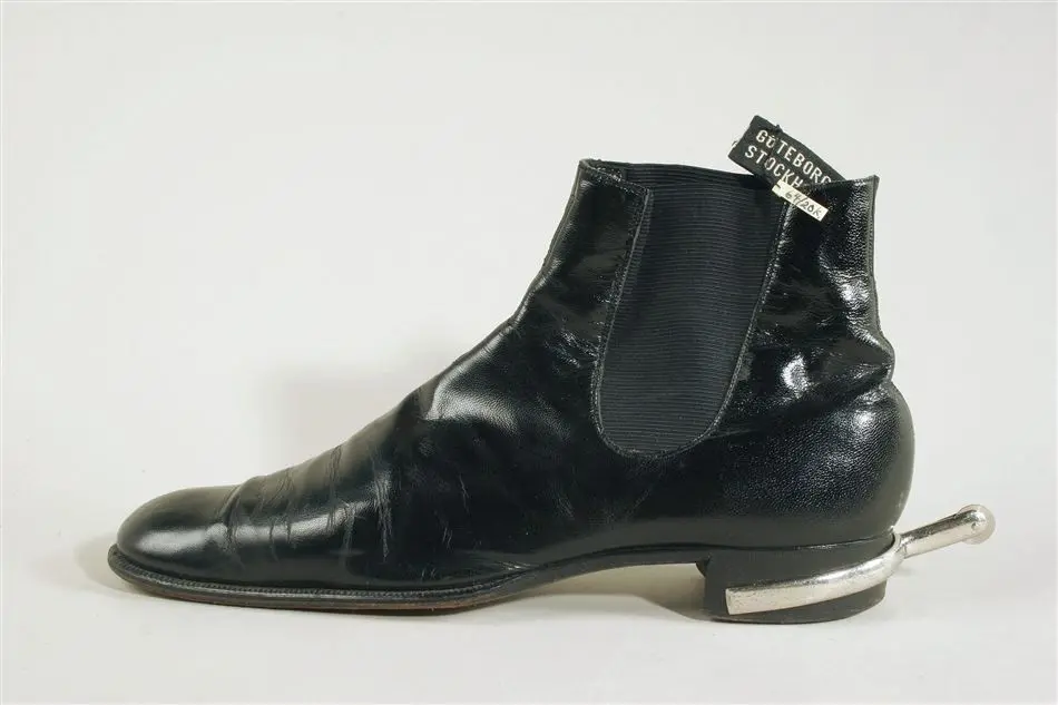 Bild på Sko av typ boots av svart lackskinn.