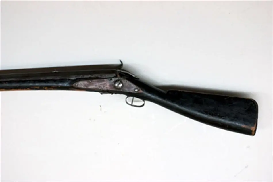 Slagsnapplåslodbössa, utfjäderslås, tåspänn,  Norrbotten, 1866