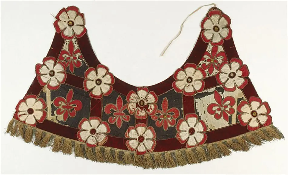 Bogstycke, del till hästtyg, Maria Eleonoras färger (rött-vitt), tillverkat av hovskräddaren Baltzar Dinet för bröllopstorneringen 1620.