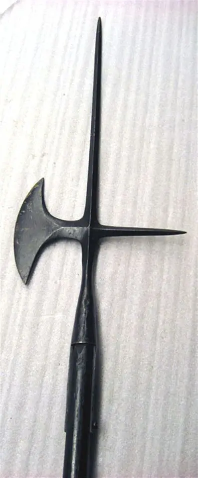 Bild på Hillebard, troligen m/1697 för underofficer vid Kungl. gardet.