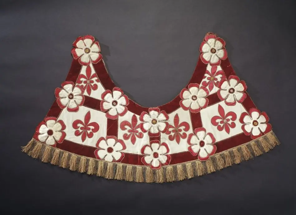 Bogstycke, del till hästtyg, Maria Eleonoras färger (rött-vitt), tillverkat av hovskräddaren Baltzar Dinet för bröllopstorneringen 1620.