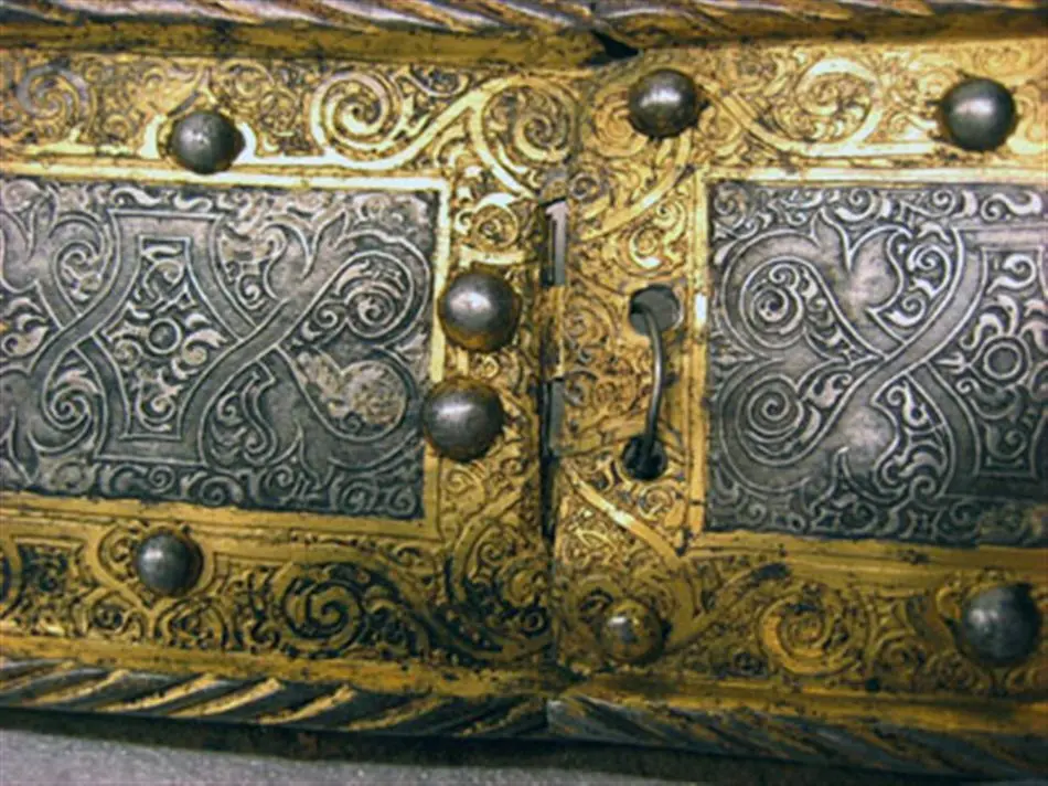 Tömpansar, vänster, ingående i Sigismund Augusts rustningsgarnityr för man och häst. Skänkt år 1574 av prinssessan Anna av Polen till Johan III. Tillverkad på 1550-talet av Kunz Lochner i Nürnberg.