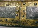 Tömpansar, vänster, ingående i Sigismund Augusts rustningsgarnityr för man och häst. Skänkt år 1574 av prinssessan Anna av Polen till Johan III. Tillverkad på 1550-talet av Kunz Lochner i Nürnberg.