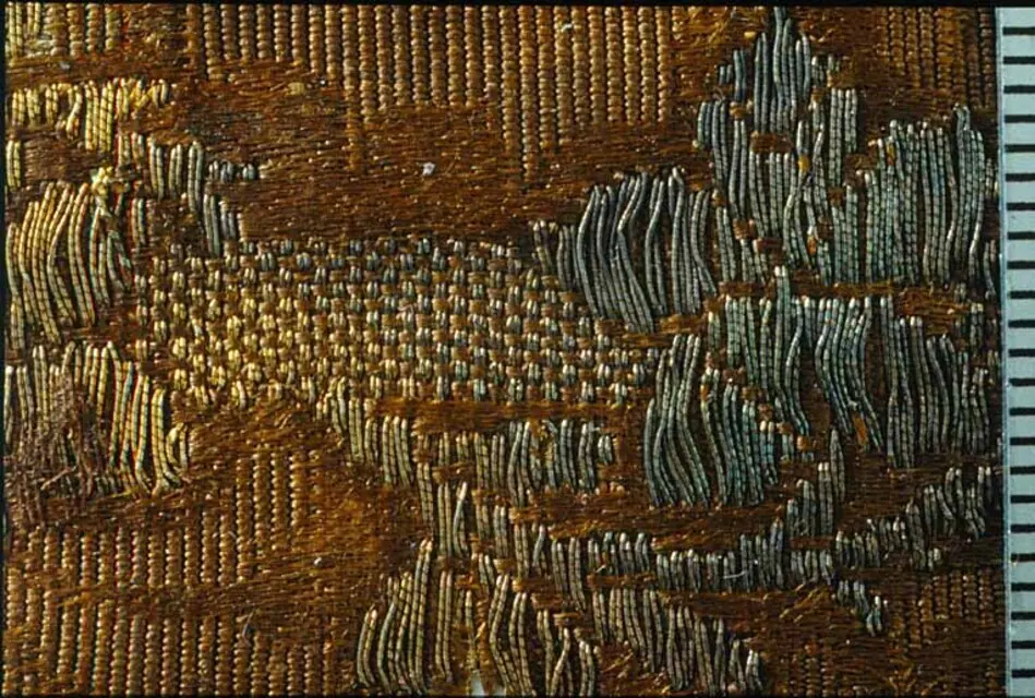 Bild på Fragment, Fragment, A:2, praktdräkten brokad o löst varpripsfragment, 2 delar, Dräkt, brokad