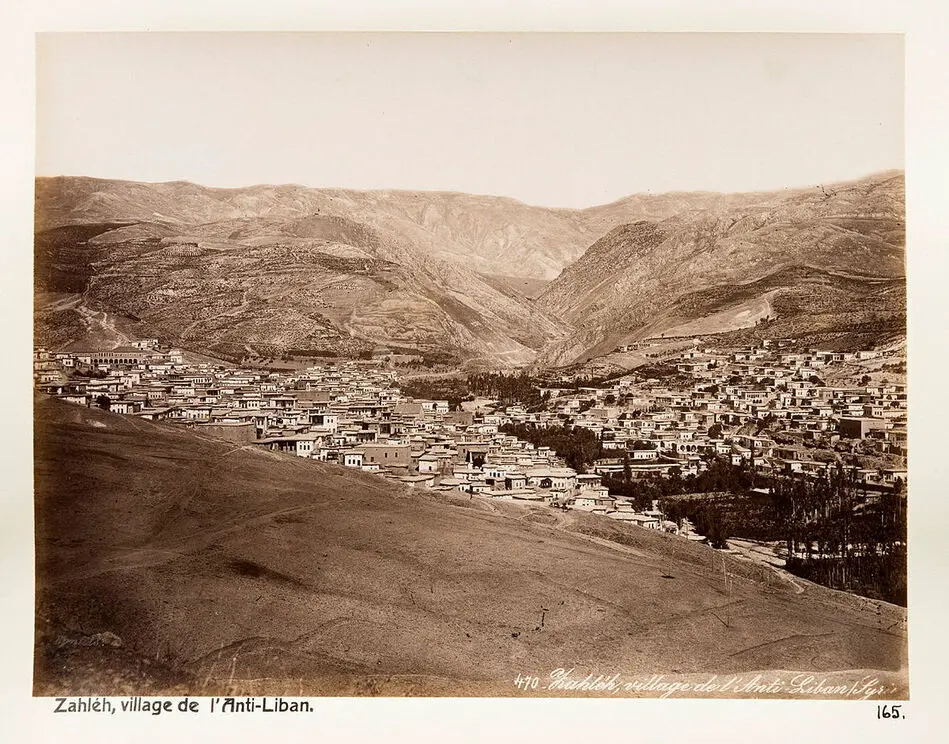 Bild på Fotografi. Byn Zahléh i bergskedjan Antilibanon.